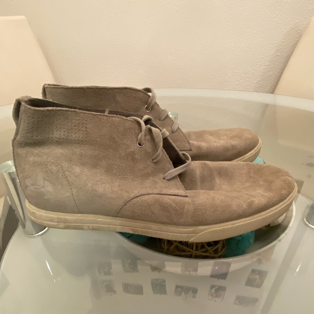 Grey leather/suede Under Armour High tip shoes
